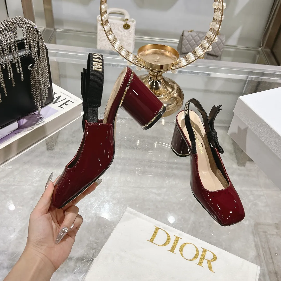 👟👟Ex-factory price 540👟👟Dior 2025 early spring new style Rhodes series women's sandals with special-shaped heel and empty back. Stars' same letter logo with electric embroidery process ➕Hardware buckle high-heeled women's shoes. The outside is decorated with butterflies 🦋knots for decoration, which makes the whole pair of shoes beautiful. 🌟Original development of top-end high-end version Material: imported patent leather upper, water-dyed sheepskin lining, foot pads + Italian leather outsole Heel height: 4cm 7.5cm Size: 35-41 standard code (40.41 customization is not returnable)